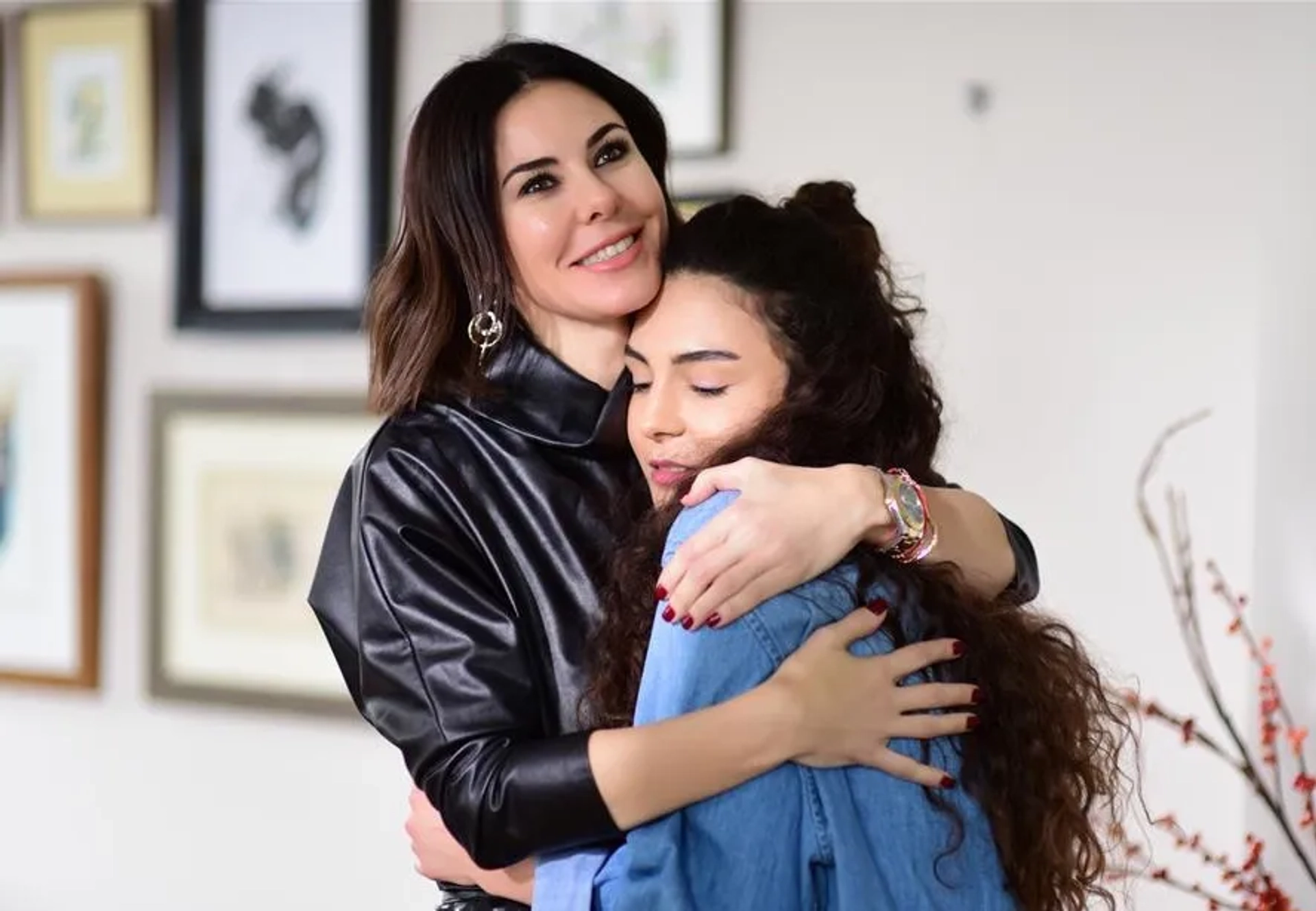 Defne Samyeli and Ebru Sahin in Istanbullu Gelin (2017)