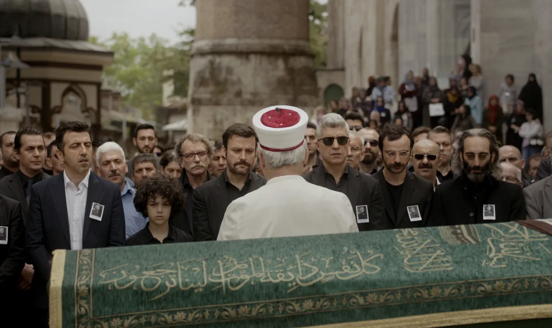 Firat Tanis, Özcan Deniz, Salih Bademci, and Güven Murat Akpinar in Istanbullu Gelin: 87. Bolum Final (2019)