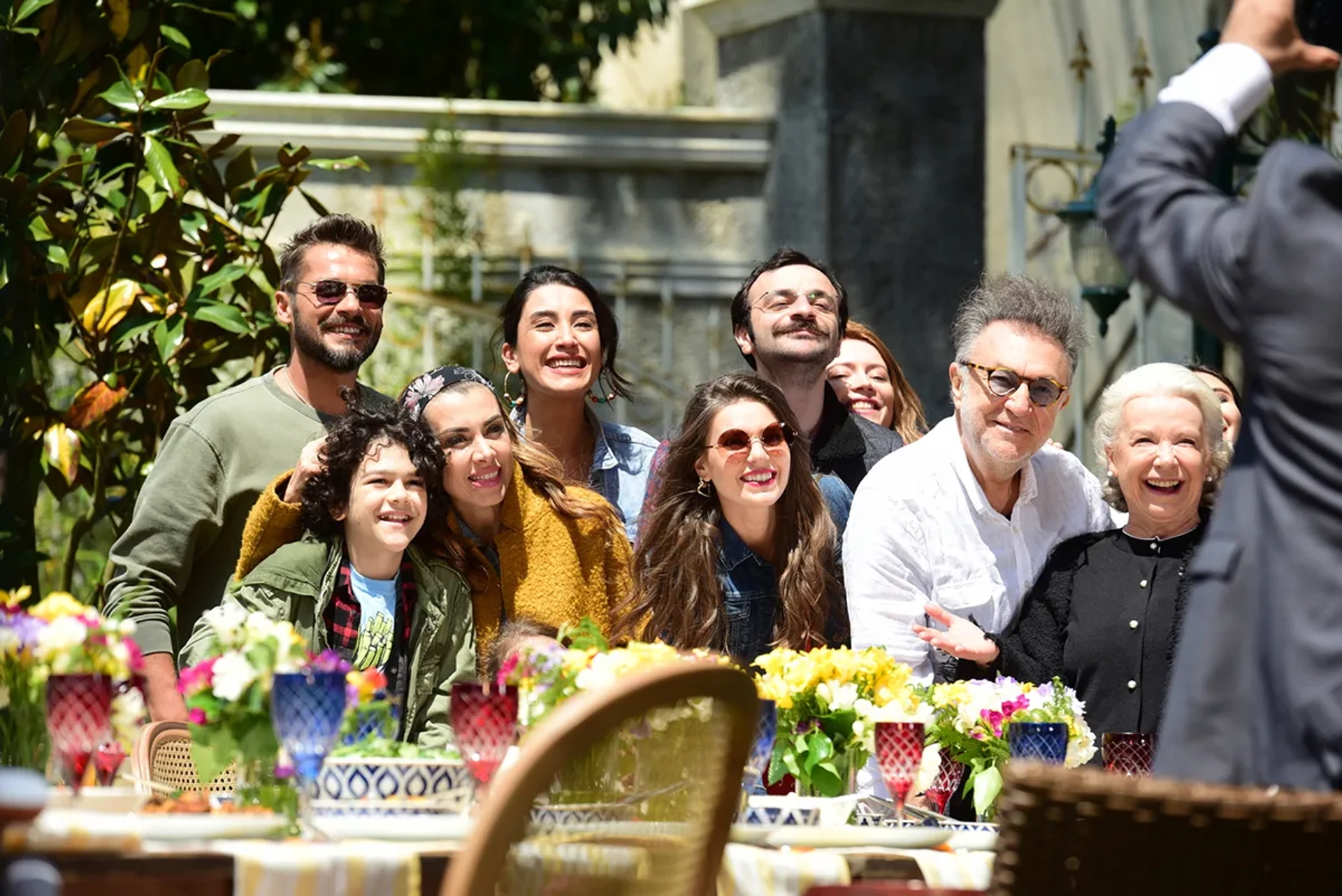 Neslihan Yeldan, Ipek Bilgin, Tamer Levent, Asli Enver, Nihal Yalçin, and Güven Murat Akpinar in Istanbullu Gelin: 84. Bolum (2019)