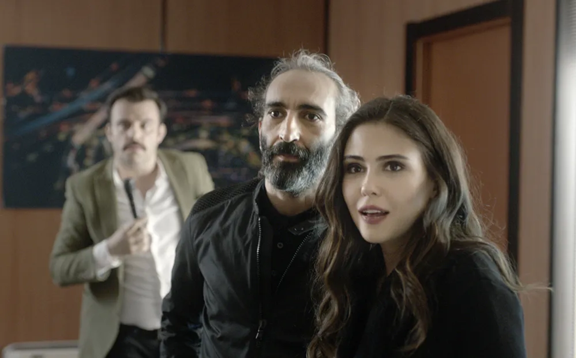 Firat Tanis, Salih Bademci, and Dilara Aksüyek in Istanbullu Gelin: 81. Bolum (2019)