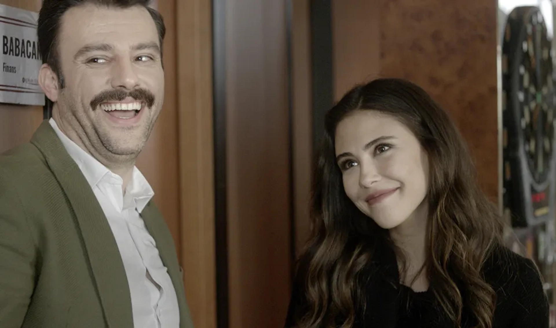 Salih Bademci and Dilara Aksüyek in Istanbullu Gelin: 81. Bolum (2019)