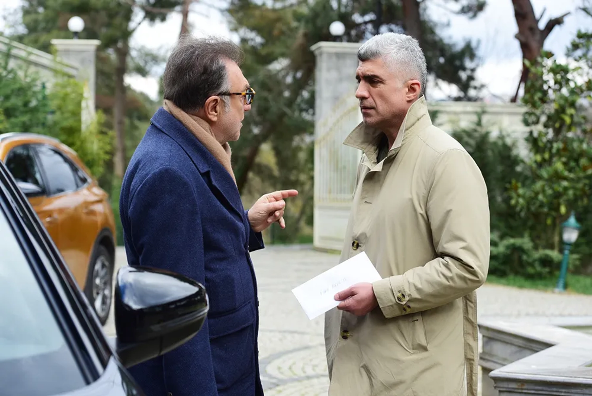 Özcan Deniz and Tamer Levent in Istanbullu Gelin (2017)