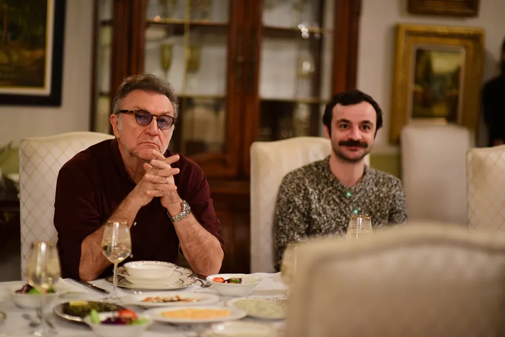 Tamer Levent and Güven Murat Akpinar in Istanbullu Gelin (2017)