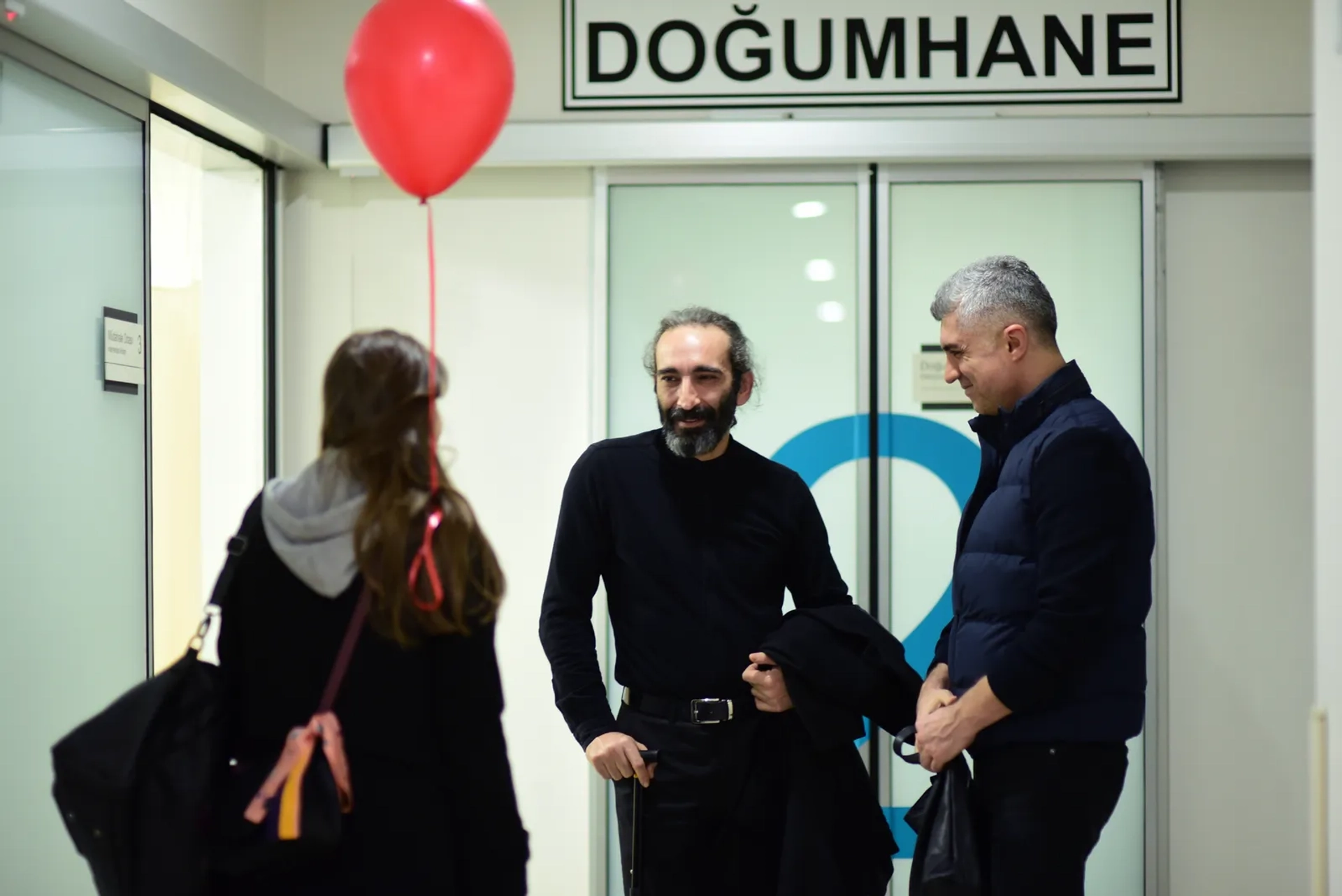 Firat Tanis, Özcan Deniz, and Asli Enver in Istanbullu Gelin (2017)