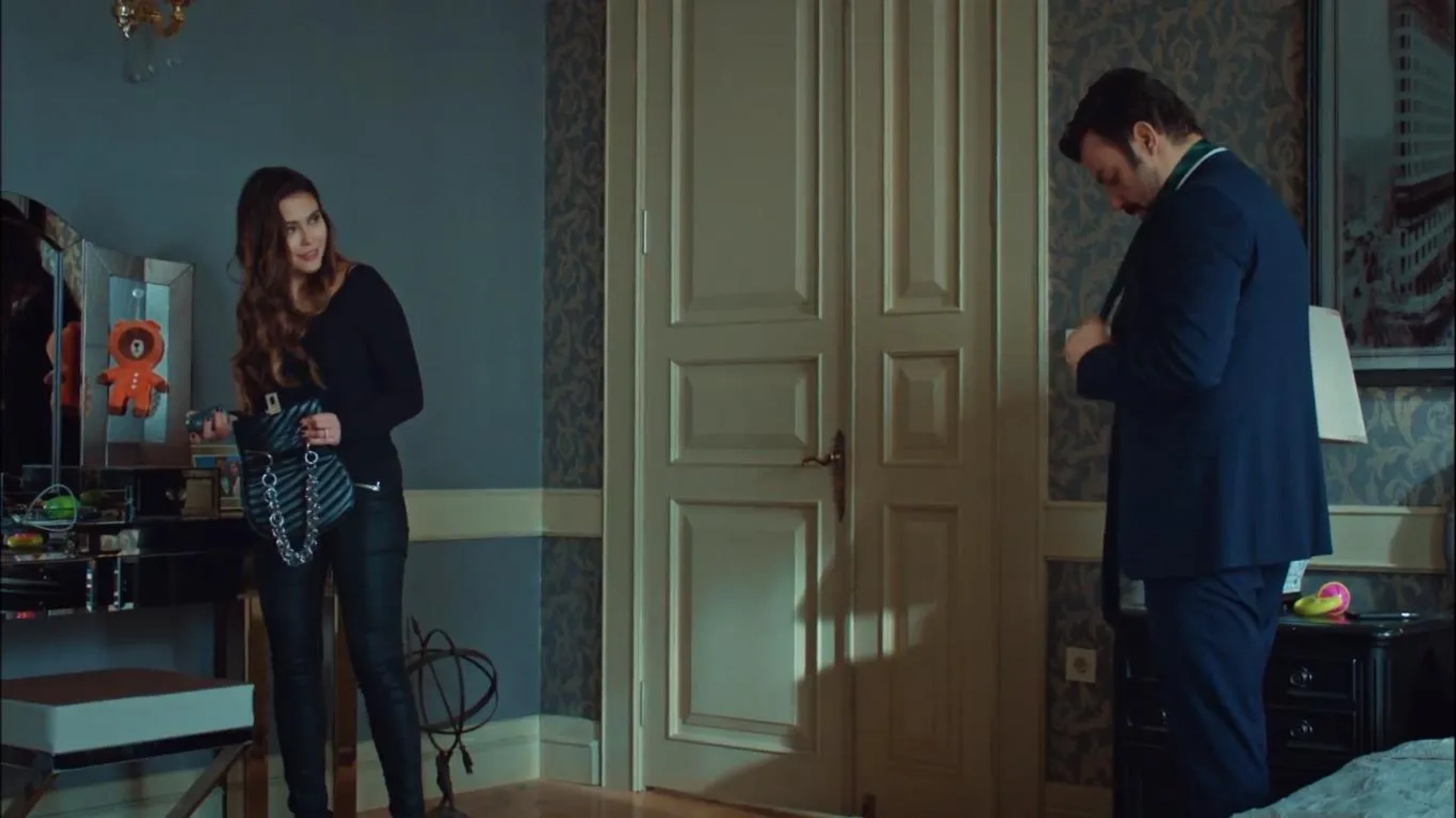 Salih Bademci and Dilara Aksüyek in Istanbullu Gelin (2017)