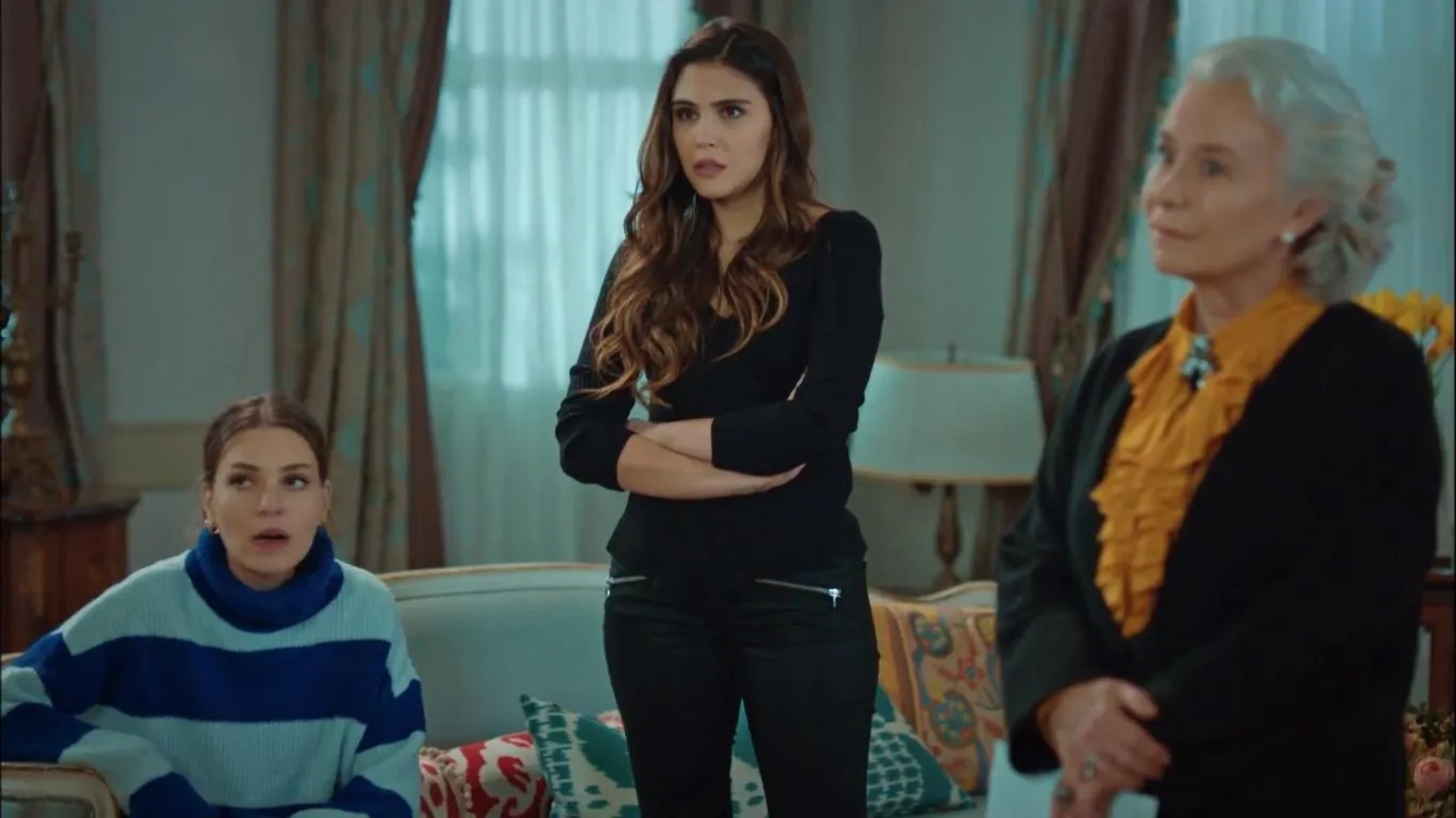 Ipek Bilgin, Asli Enver, and Dilara Aksüyek in Istanbullu Gelin (2017)