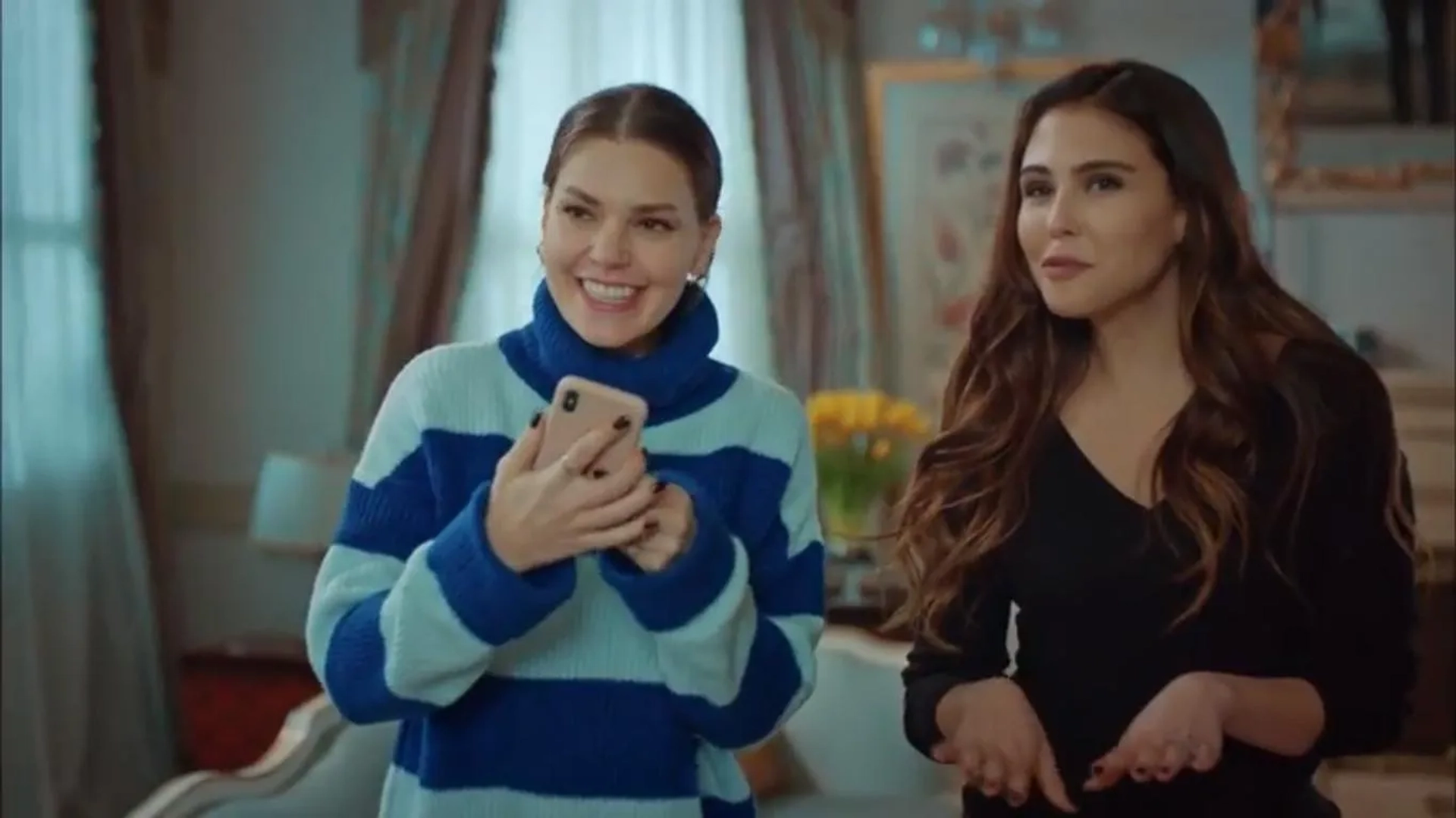 Asli Enver and Dilara Aksüyek in Istanbullu Gelin (2017)