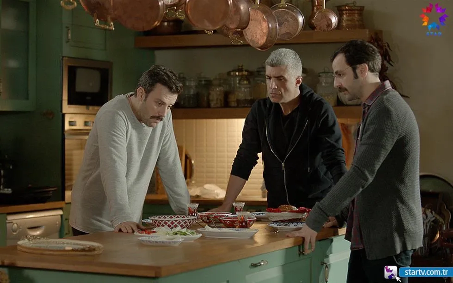 Özcan Deniz, Salih Bademci, and Güven Murat Akpinar in Istanbullu Gelin (2017)