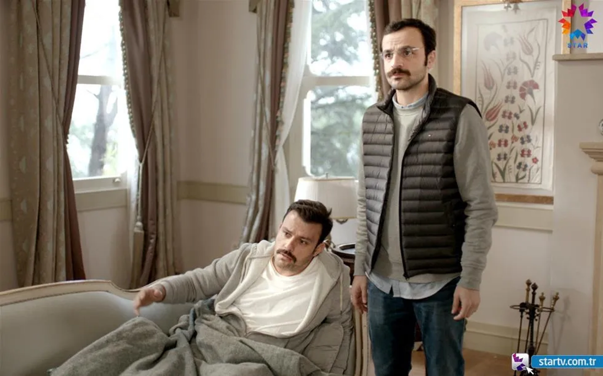 Salih Bademci and Güven Murat Akpinar in Istanbullu Gelin (2017)