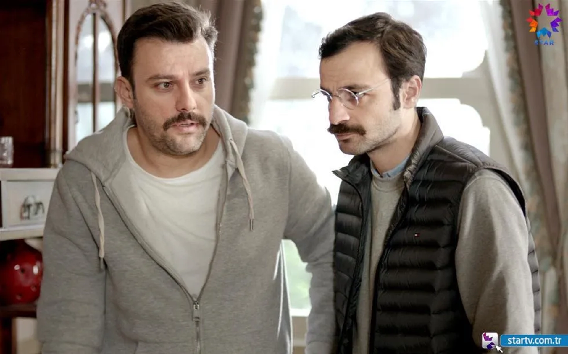 Salih Bademci and Güven Murat Akpinar in Istanbullu Gelin (2017)