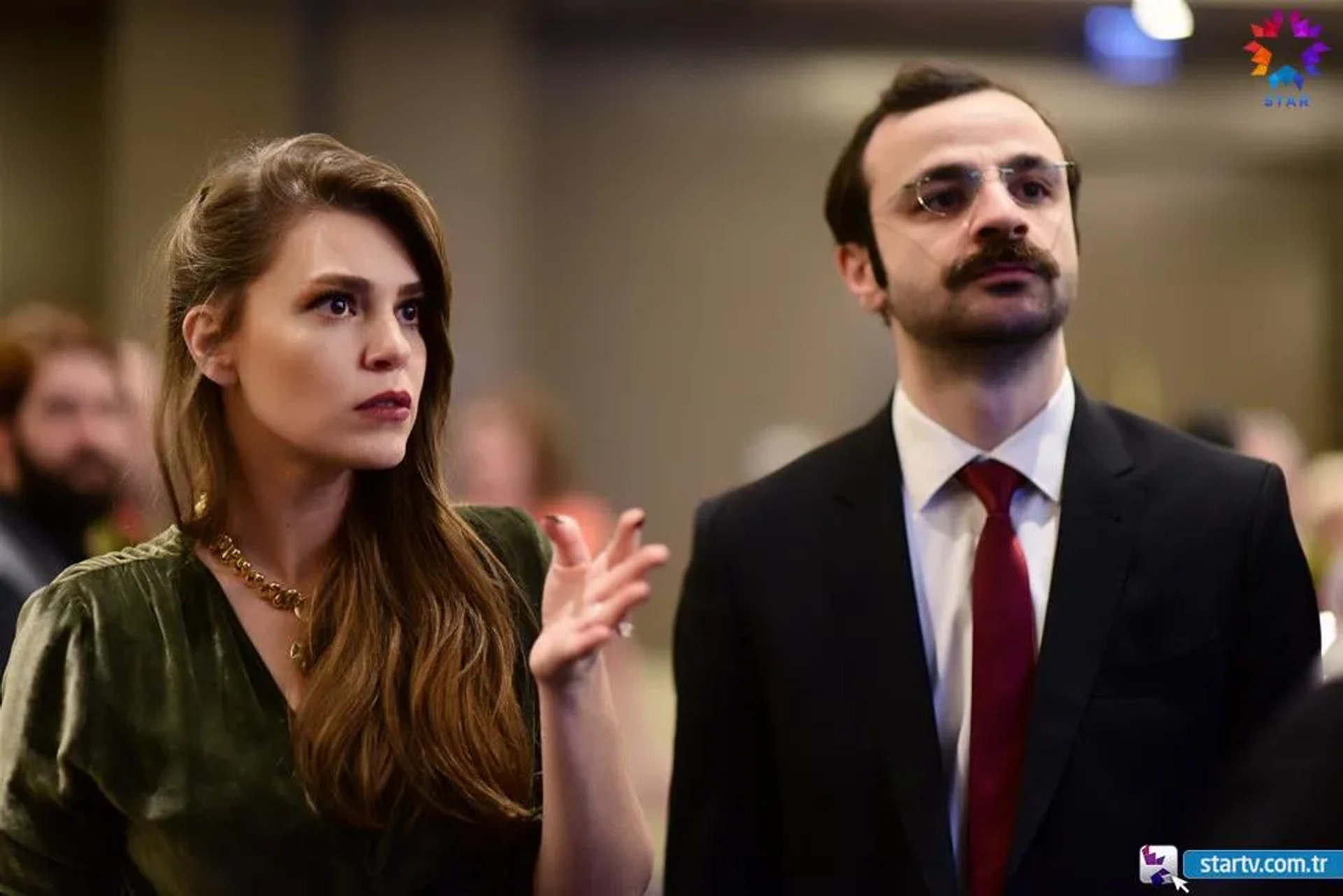 Asli Enver and Güven Murat Akpinar in Istanbullu Gelin (2017)