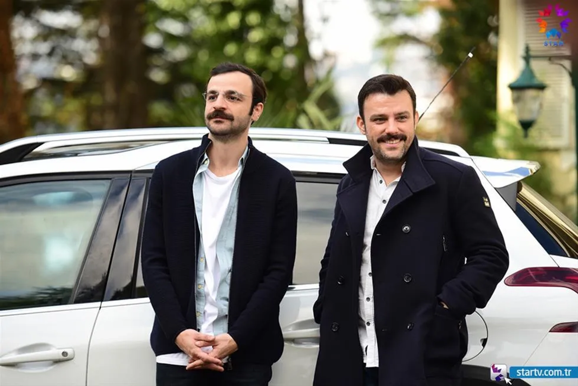 Salih Bademci and Güven Murat Akpinar in Istanbullu Gelin (2017)