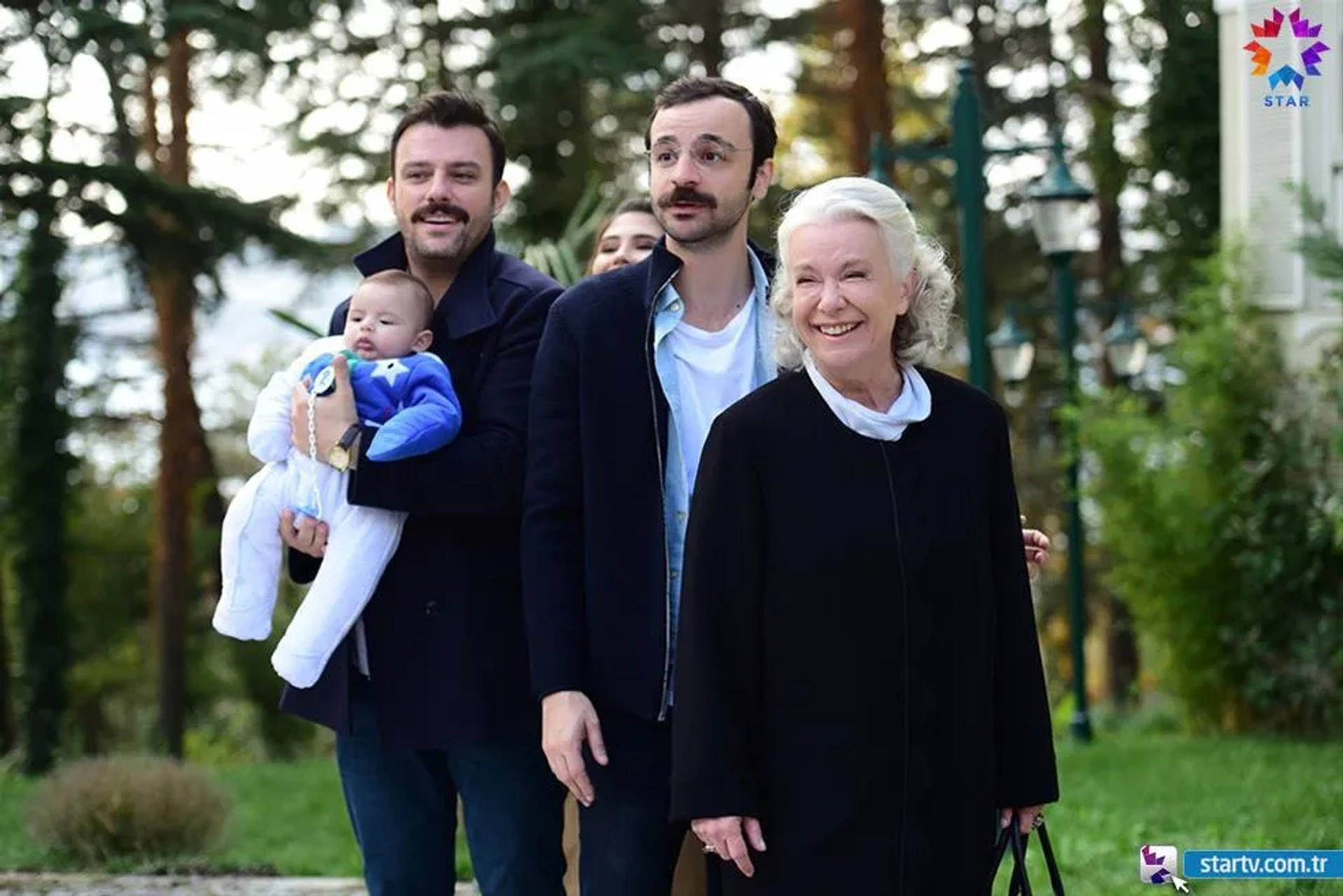 Ipek Bilgin, Salih Bademci, and Güven Murat Akpinar in Istanbullu Gelin (2017)