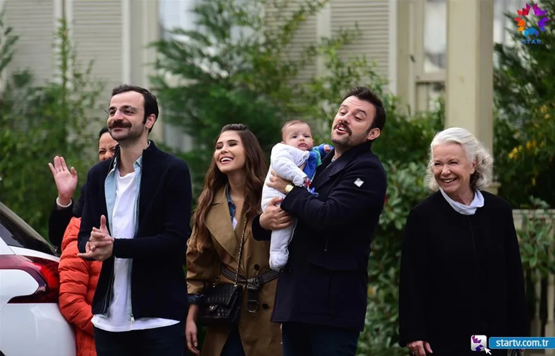 Ipek Bilgin, Salih Bademci, Güven Murat Akpinar, and Dilara Aksüyek in Istanbullu Gelin (2017)