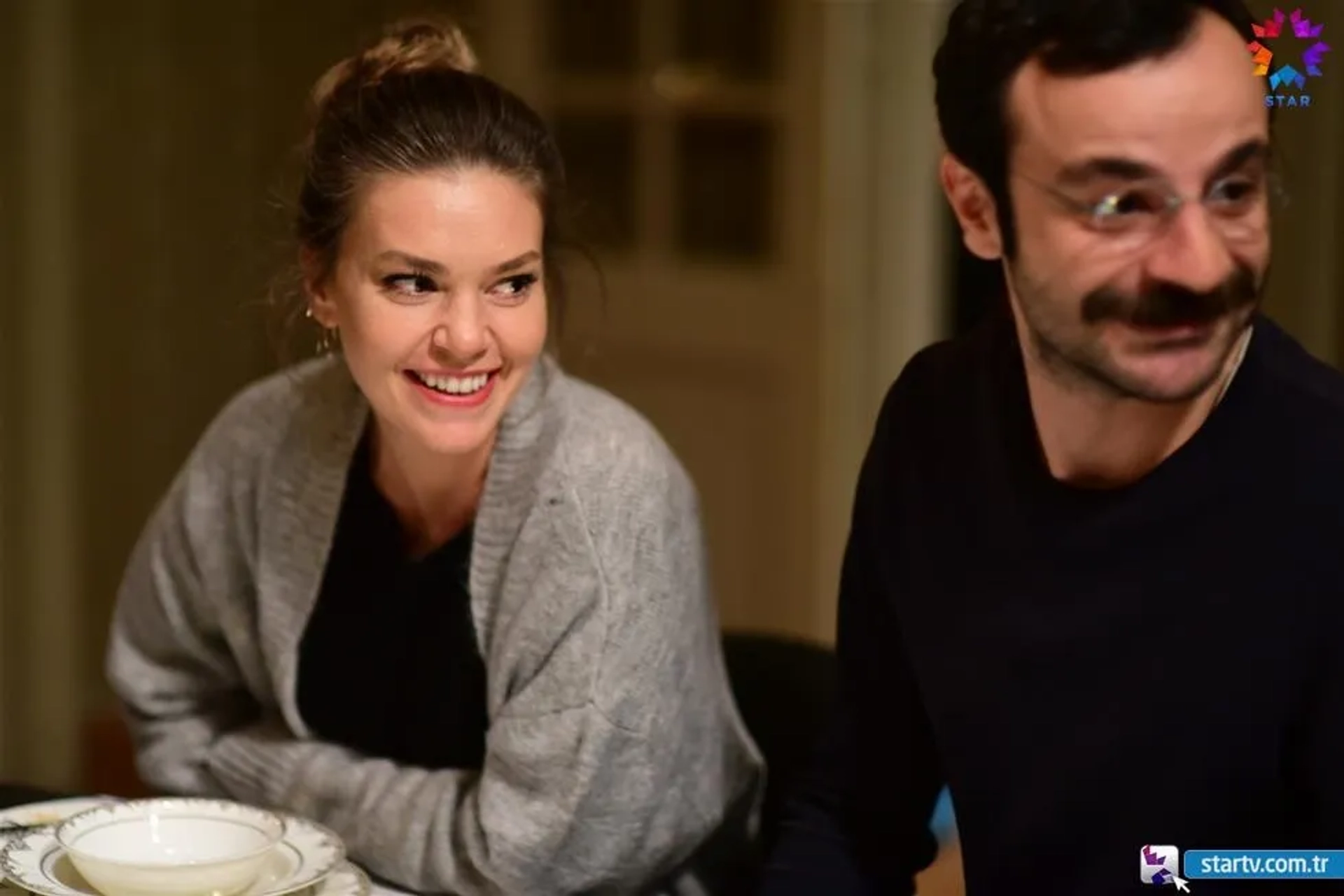 Asli Enver and Güven Murat Akpinar in Istanbullu Gelin (2017)