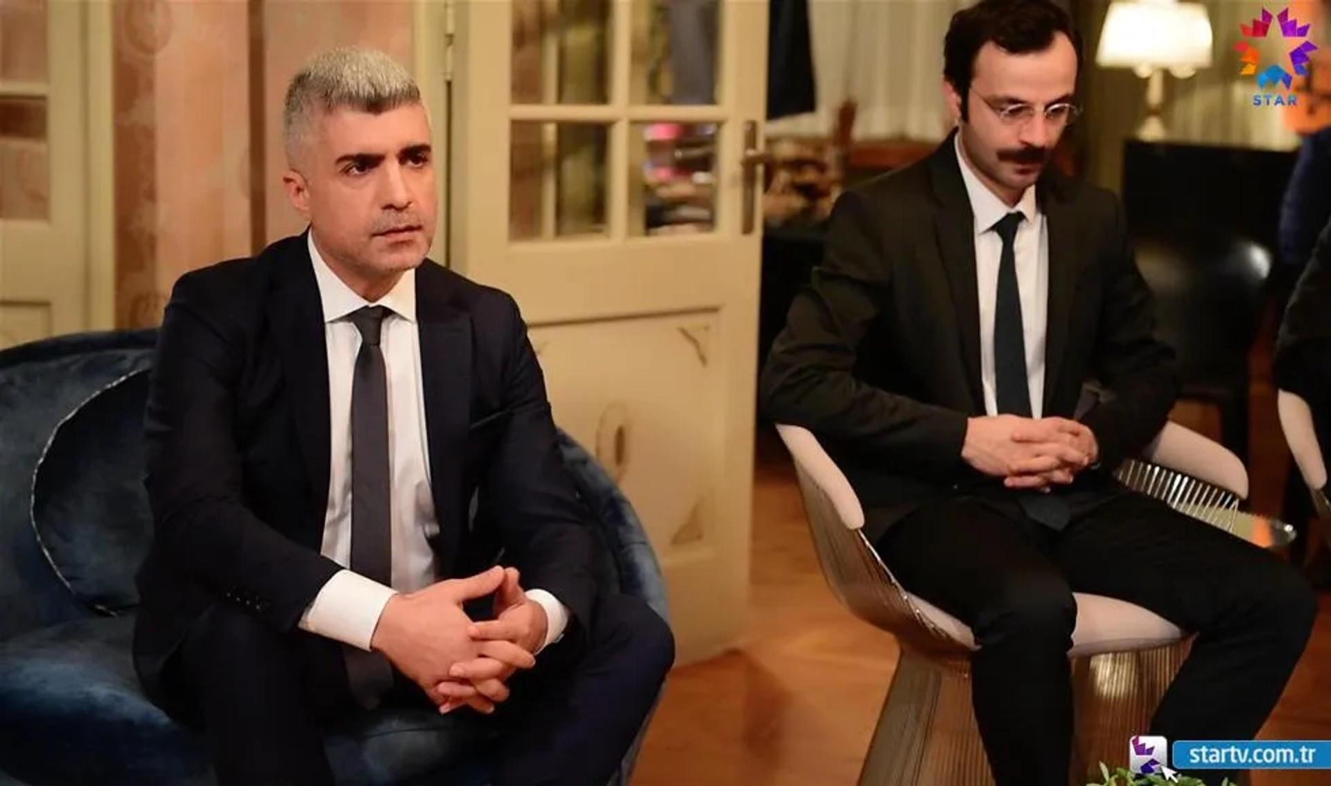 Özcan Deniz and Güven Murat Akpinar in Istanbullu Gelin (2017)