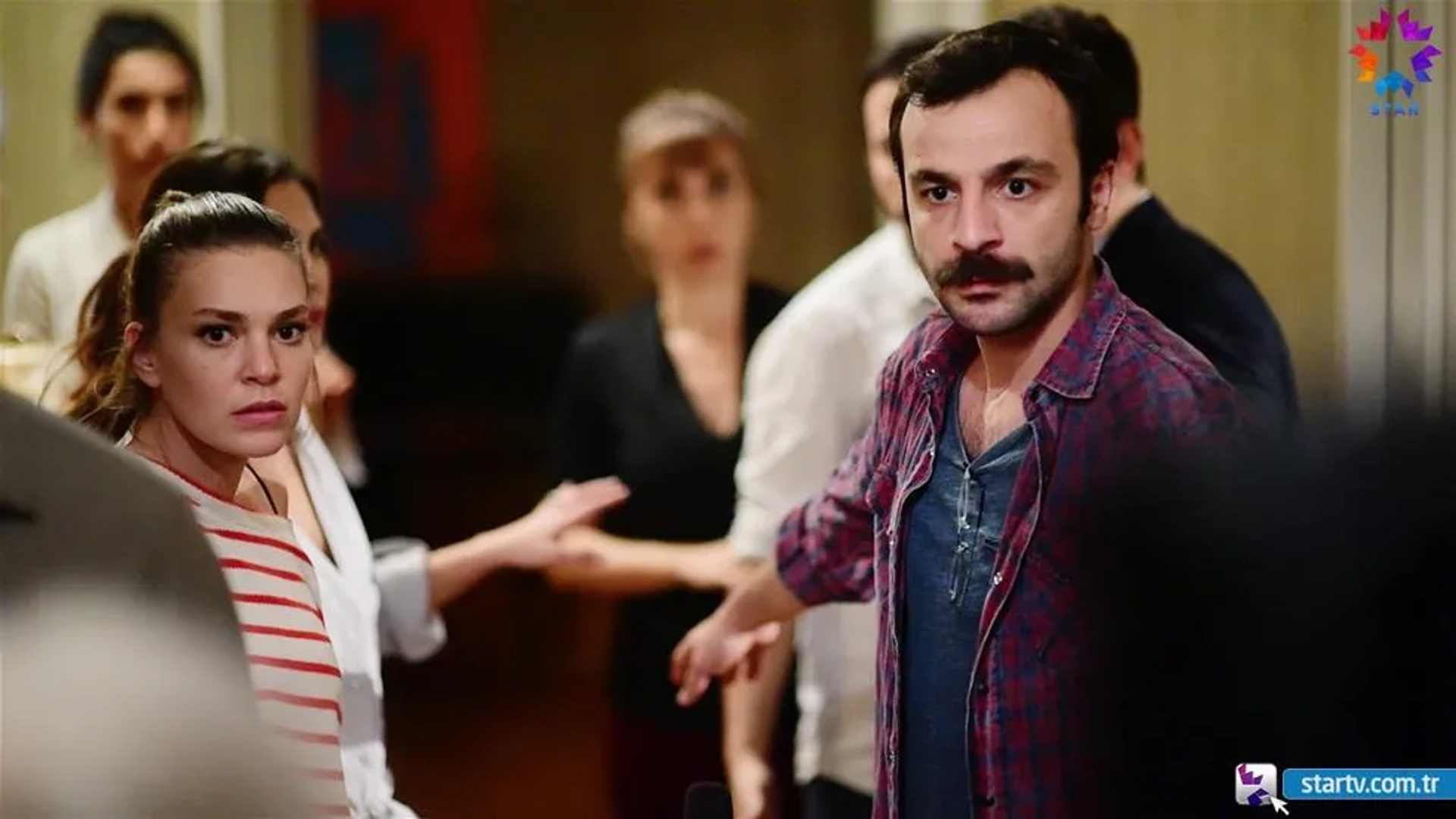 Asli Enver and Güven Murat Akpinar in Istanbullu Gelin (2017)