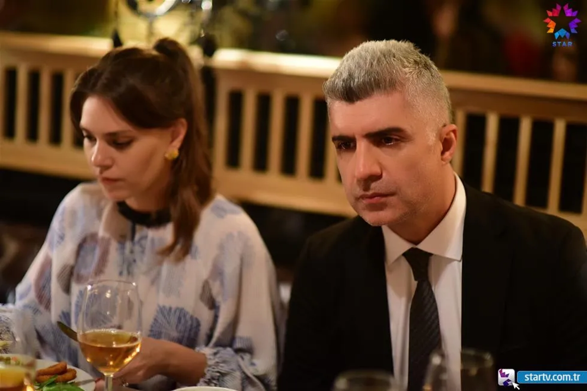 Özcan Deniz and Asli Enver in Istanbullu Gelin (2017)