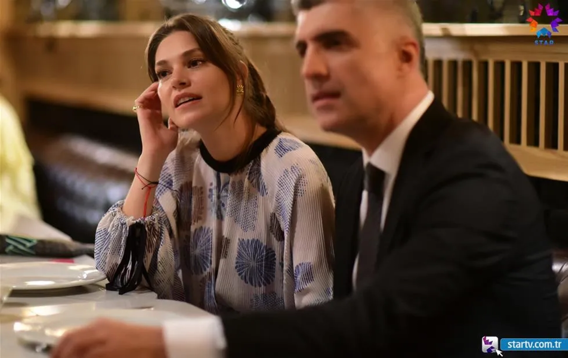 Özcan Deniz and Asli Enver in Istanbullu Gelin (2017)