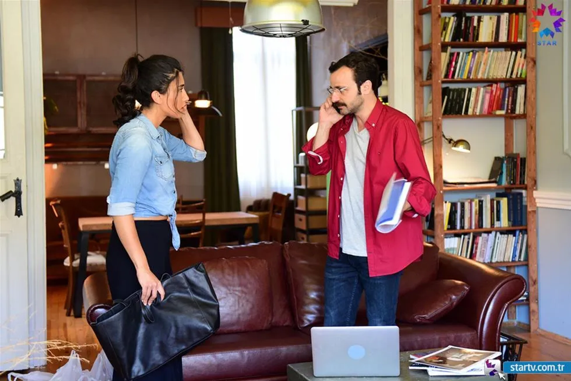 Güven Murat Akpinar and Dilara Aksüyek in Istanbullu Gelin (2017)