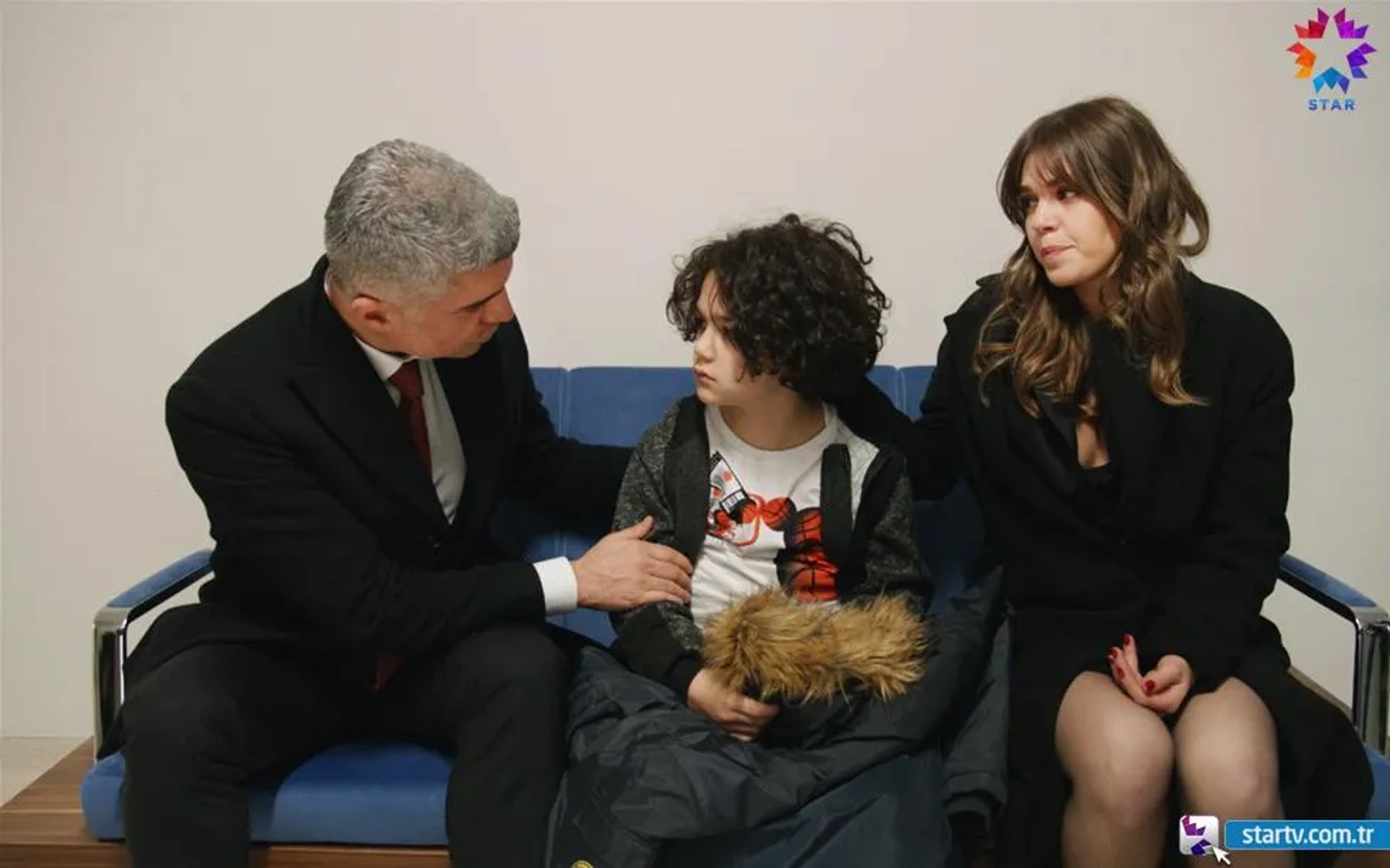 Özcan Deniz and Asli Enver in Istanbullu Gelin (2017)