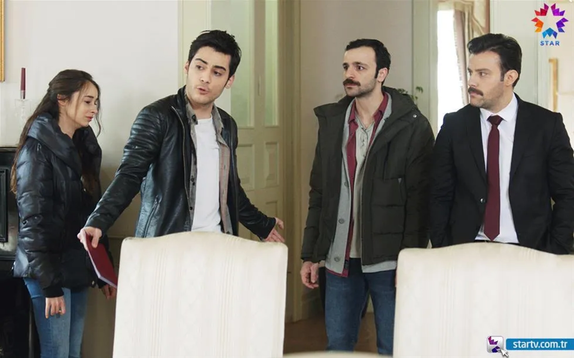 Salih Bademci and Güven Murat Akpinar in Istanbullu Gelin (2017)