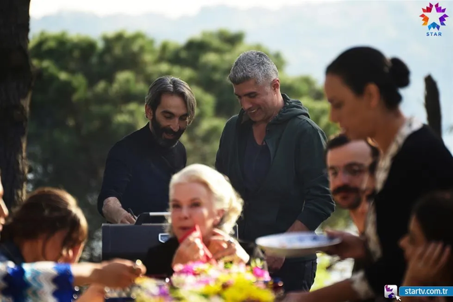 Firat Tanis and Özcan Deniz in Istanbullu Gelin (2017)