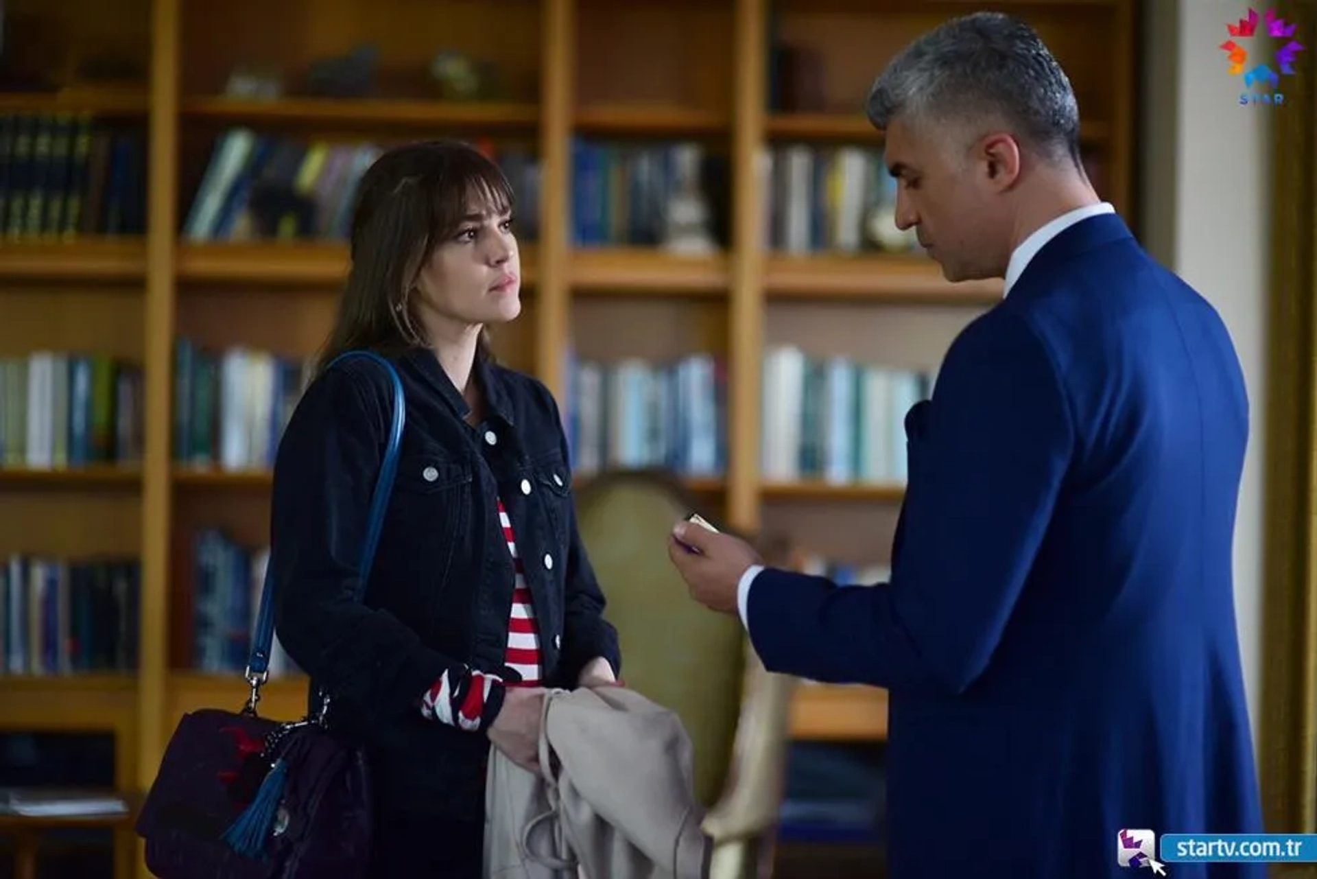 Özcan Deniz and Asli Enver in Istanbullu Gelin (2017)