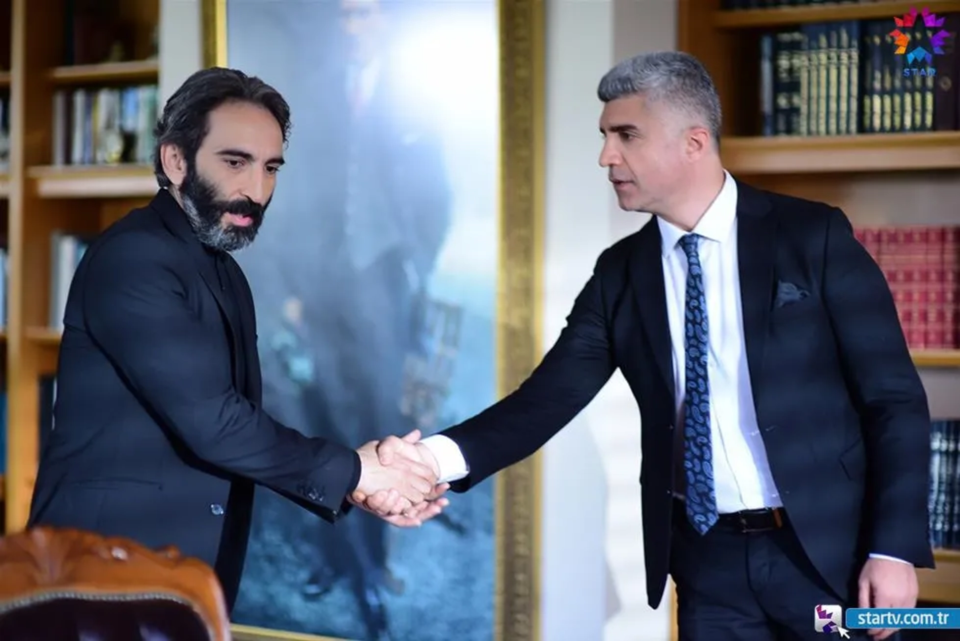 Firat Tanis and Özcan Deniz in Istanbullu Gelin (2017)