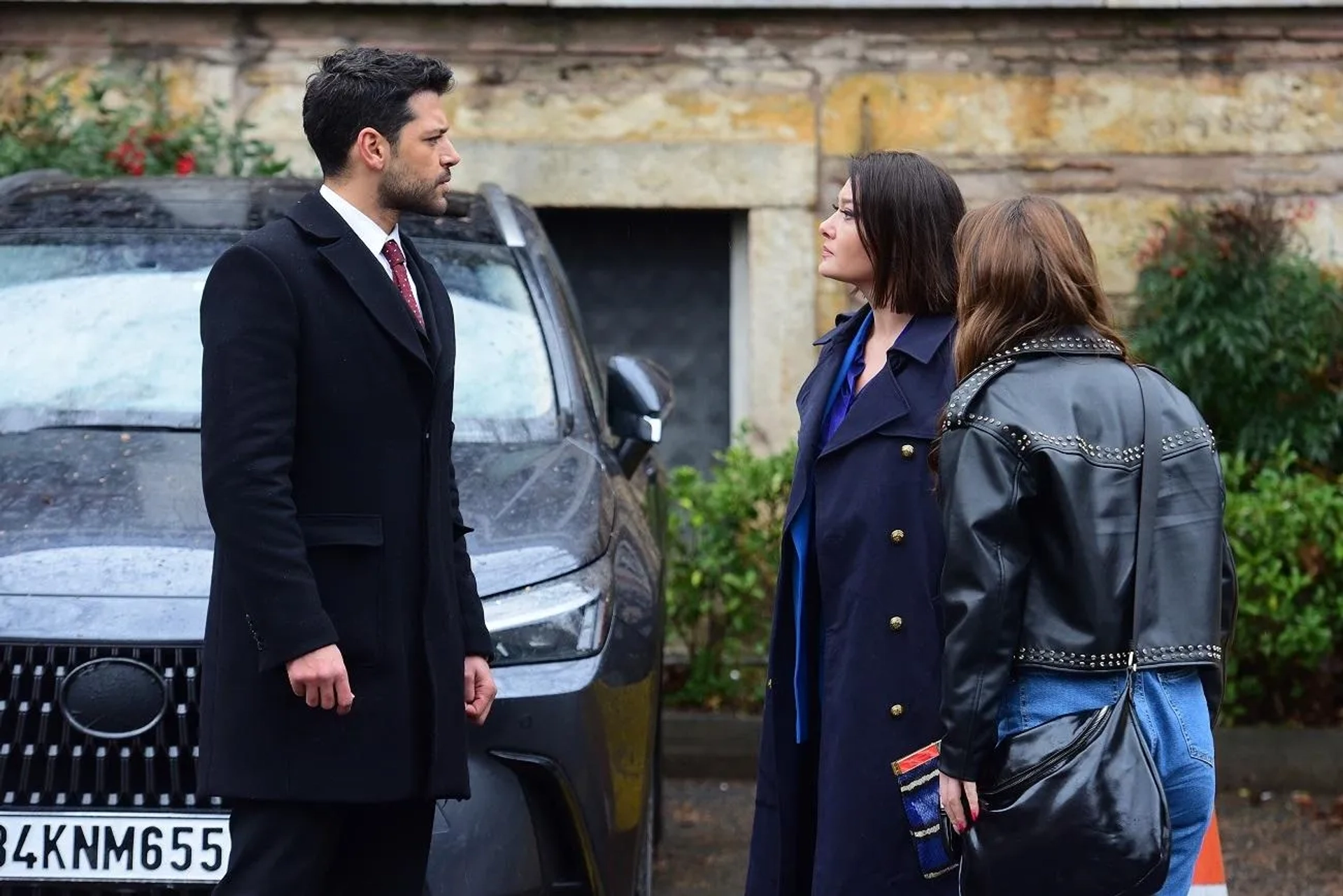 Nurgül Yesilçay, Emre Kivilcim, and Rabia Soyturk in Veda Mektubu (2023)