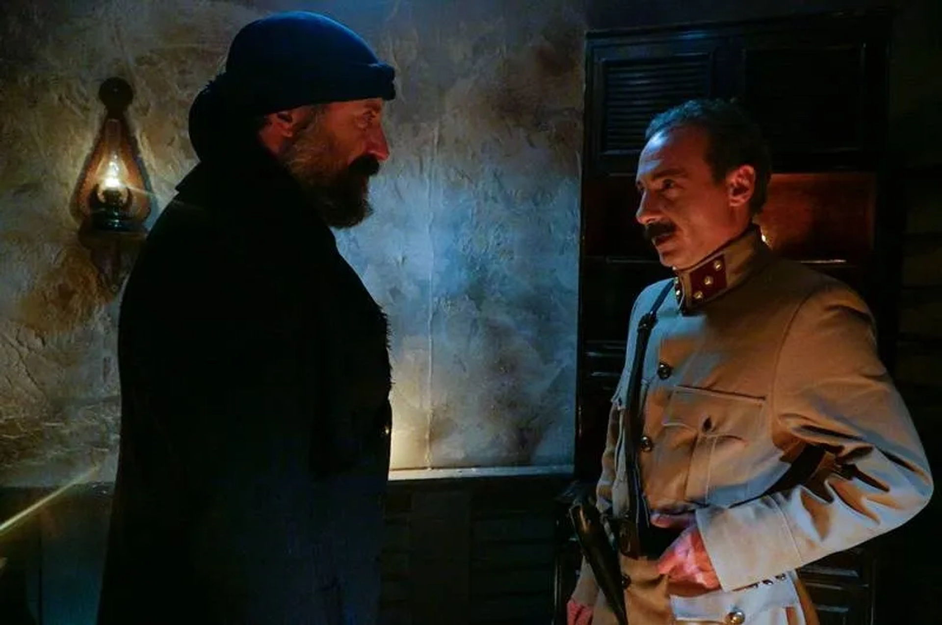 Ahmet Saraçoglu and Halit Ergenç in Wounded Love (2016)