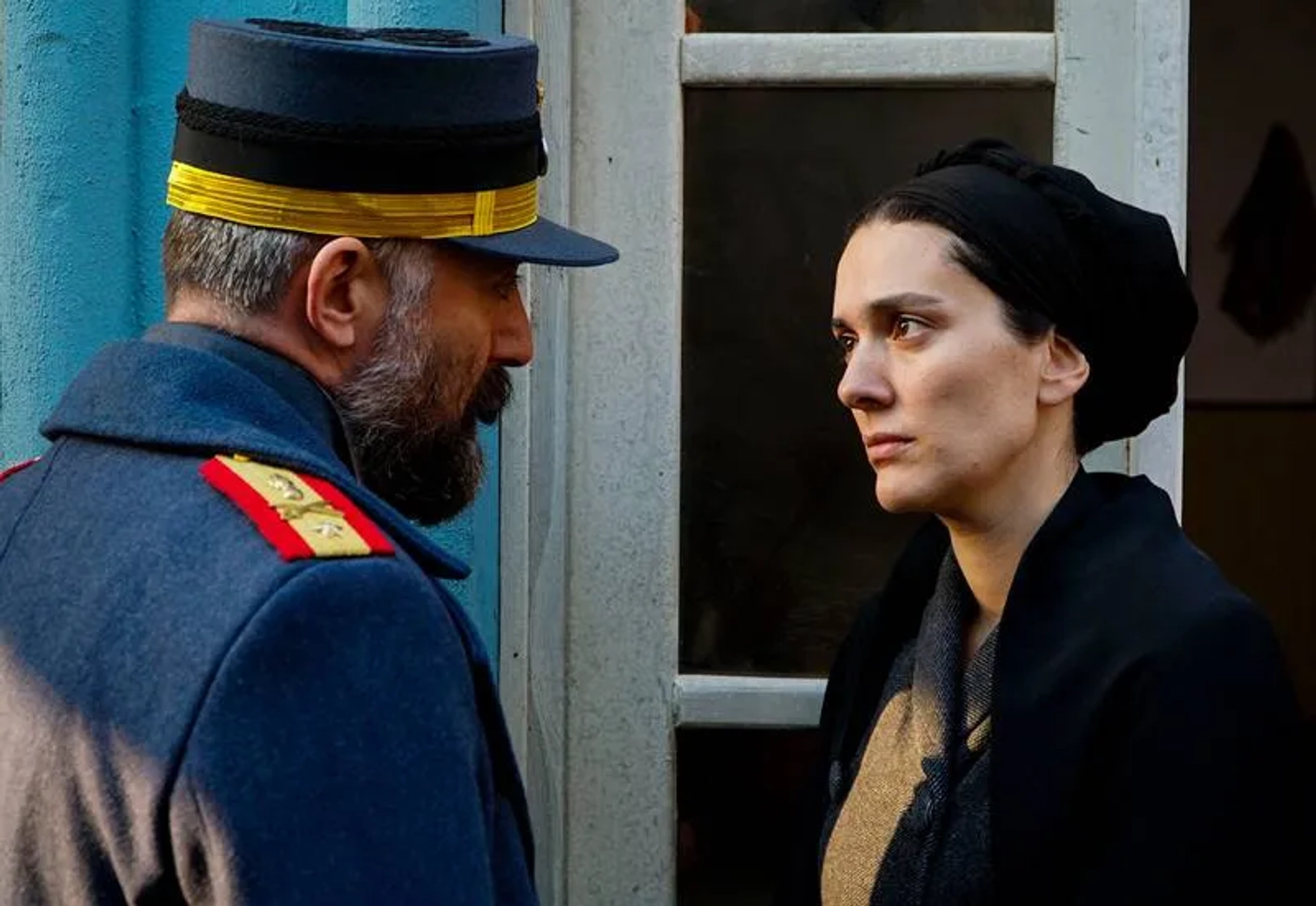 Halit Ergenç and Bergüzar Korel in Wounded Love (2016)