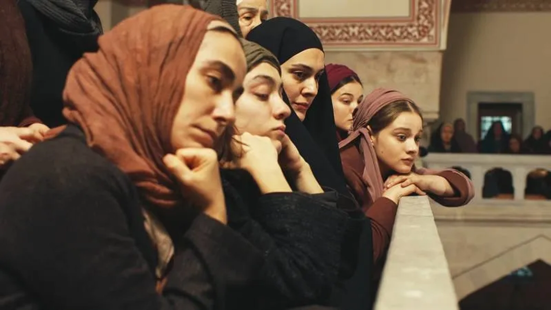 Bergüzar Korel, Esra Rusan, Miray Daner, Merve Dizdar, and Pinar Deniz in Wounded Love (2016)