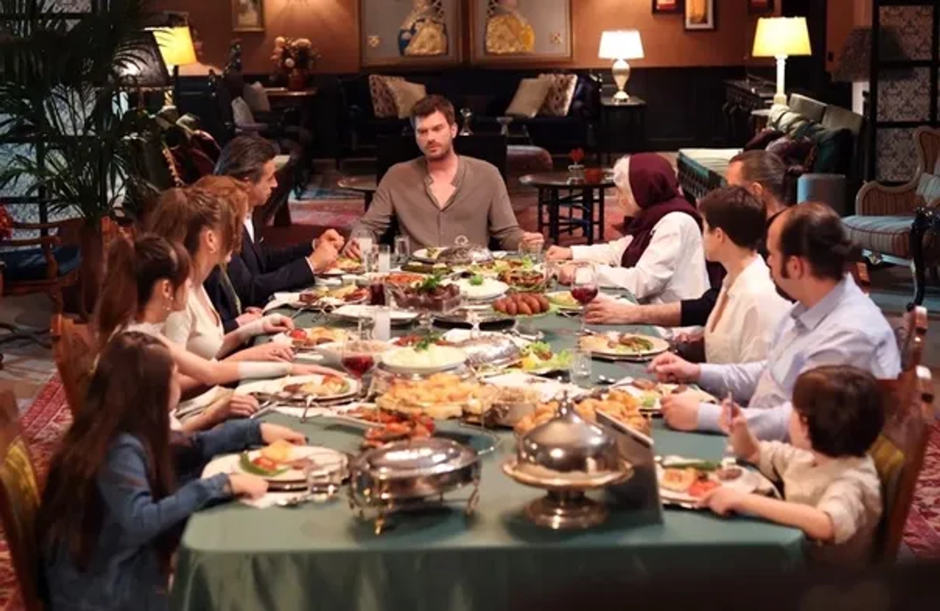 Nur Sürer, Levent Ülgen, Defne Piriçci, Ipek Çiçek, Ali Bugra Biyikçi, Nejat Isler, Emel Göksu, Kivanç Tatlitug, Canan Erguder, Serenay Sarikaya, and Mert Denizmen in The Family (2023)