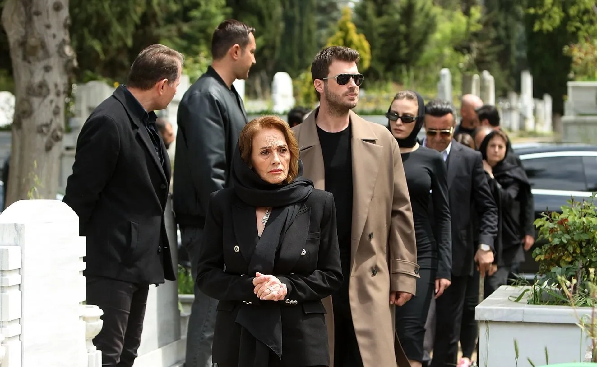 Nur Sürer, Levent Ülgen, Kivanç Tatlitug, and Serenay Sarikaya in The Family (2023)