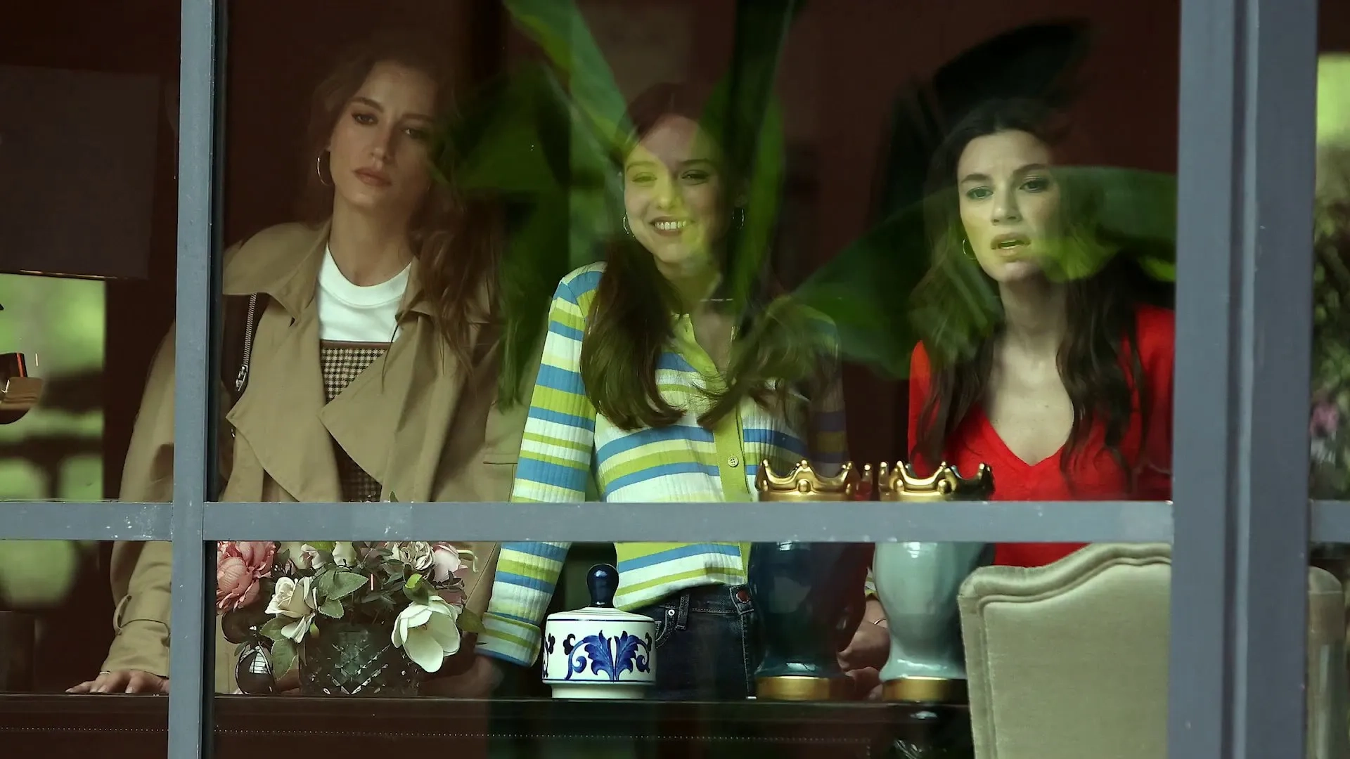 Ipek Çiçek, Yüsra Geyik, and Serenay Sarikaya in The Family (2023)