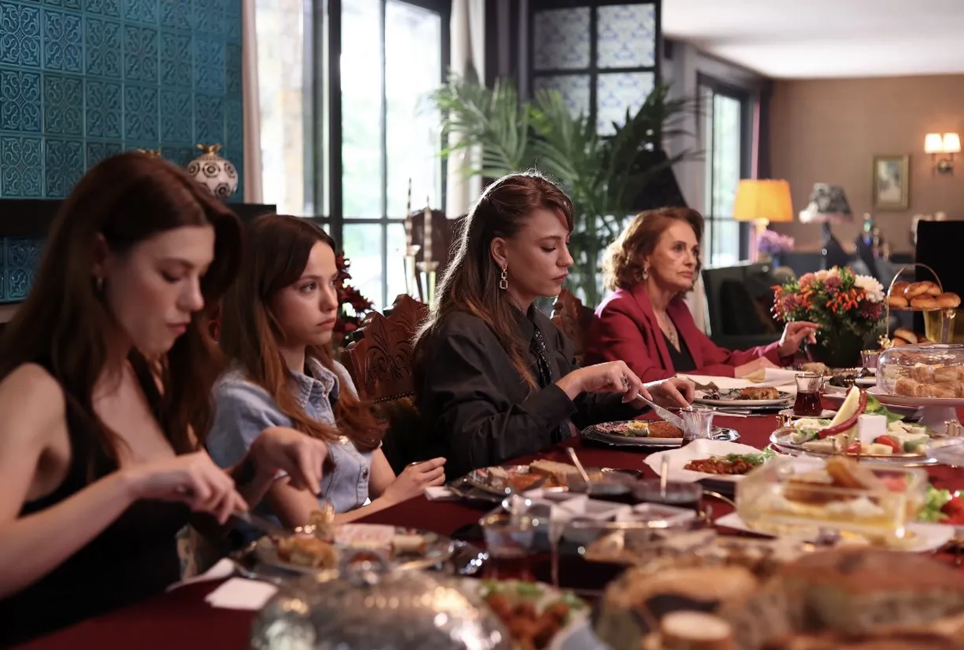 Nur Sürer, Ipek Çiçek, Yüsra Geyik, and Serenay Sarikaya in The Family (2023)