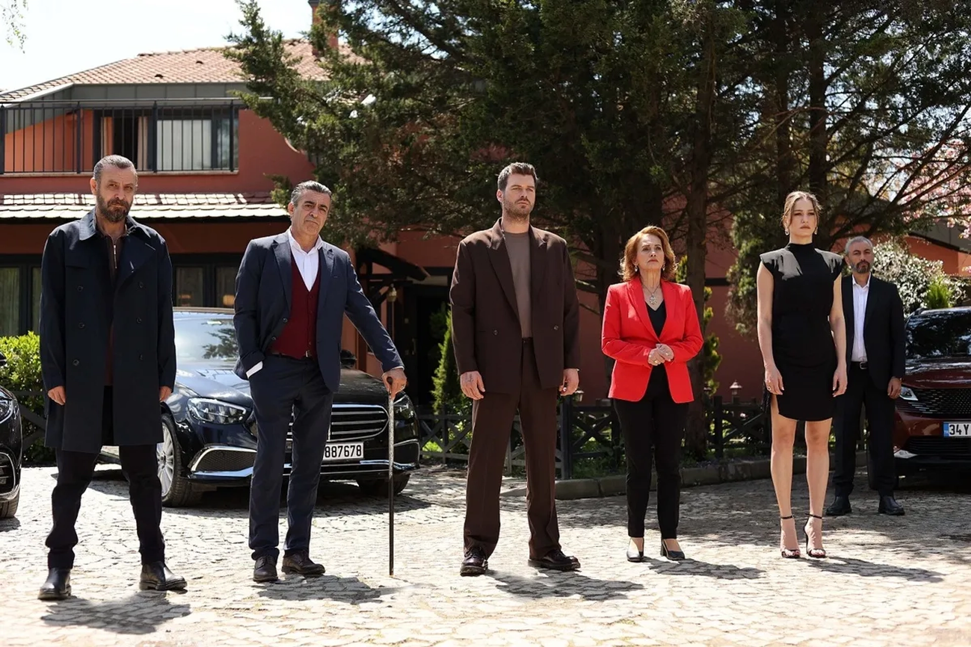 Nur Sürer, Levent Ülgen, Nejat Isler, Kivanç Tatlitug, Ali Savasçi, and Serenay Sarikaya in The Family (2023)