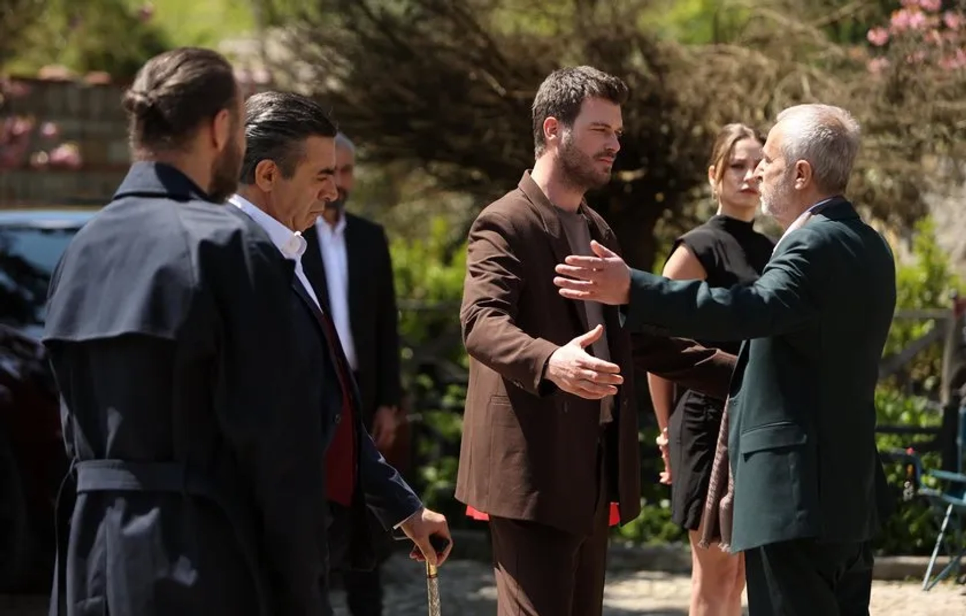 Levent Ülgen, Nejat Isler, Kivanç Tatlitug, Musa Uzunlar, and Serenay Sarikaya in The Family (2023)