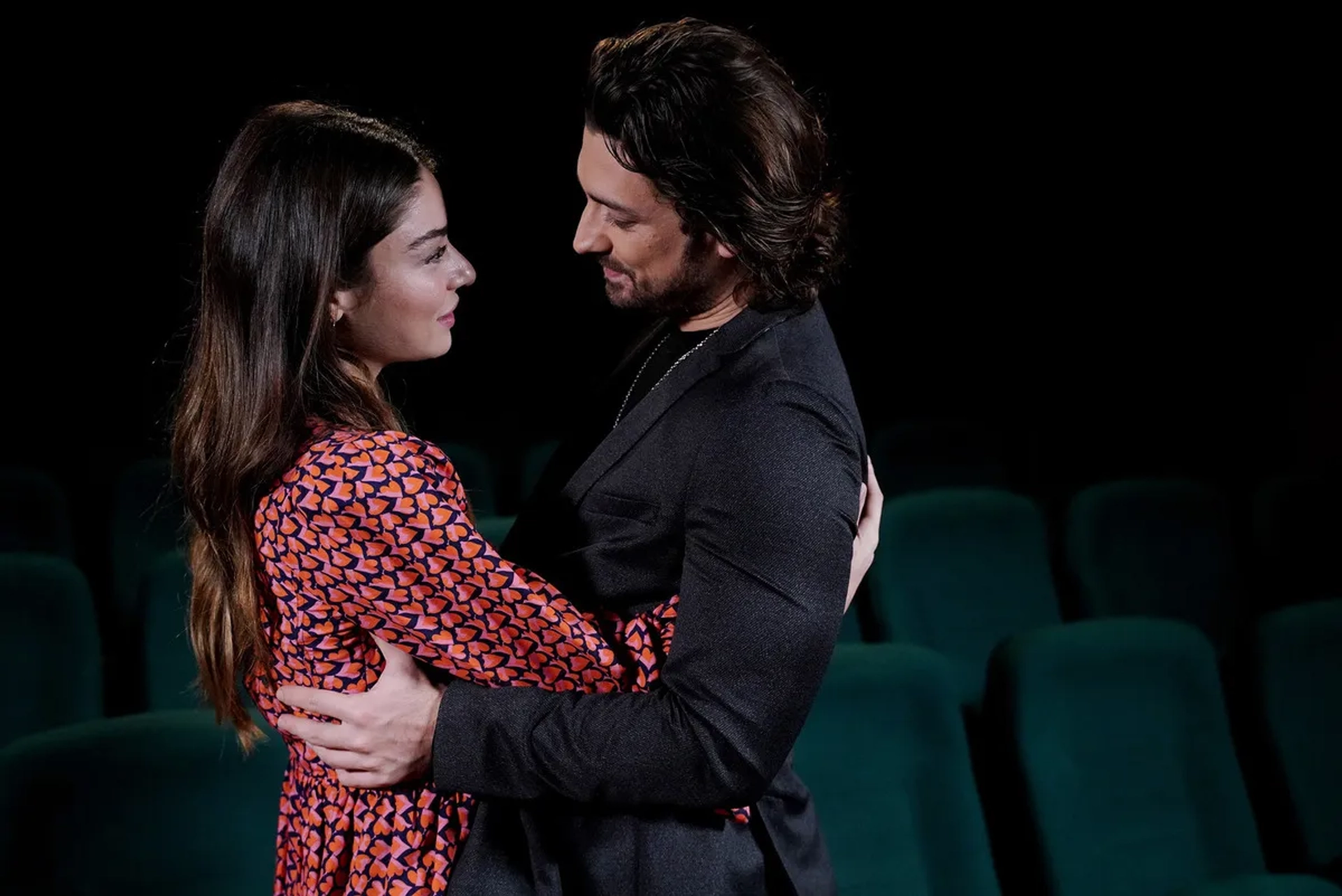 Ayça Aysin Turan and Alp Navruz in Be My Sunshine (2021)