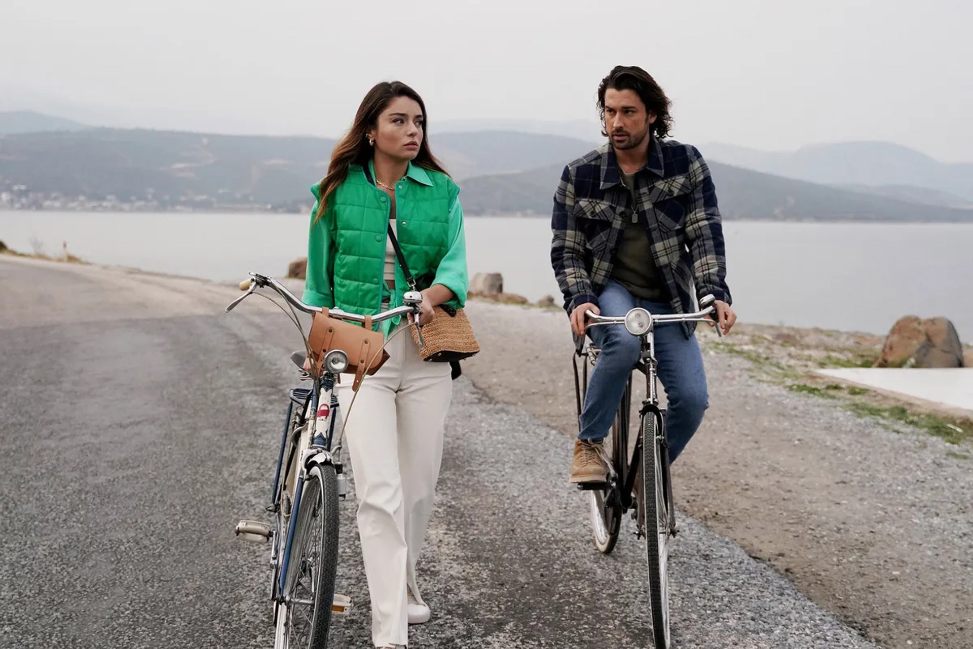 Ayça Aysin Turan and Alp Navruz in Be My Sunshine (2021)