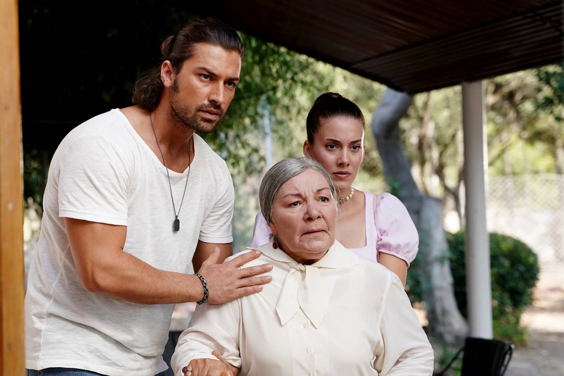 Bedia Ener, Alp Navruz, and Beril Pozam in Be My Sunshine (2021)