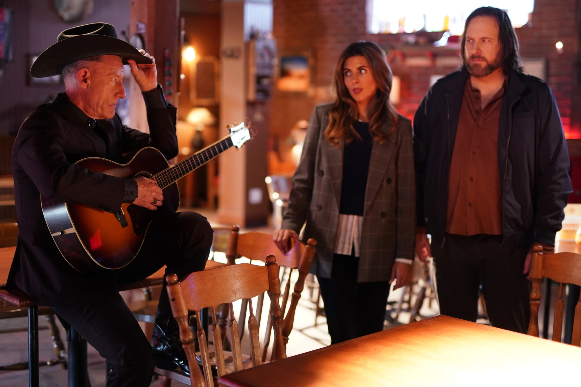 Lyle Lovett, Jamie-Lynn Sigler, and Ryan O'Nan in Big Sky (2020)