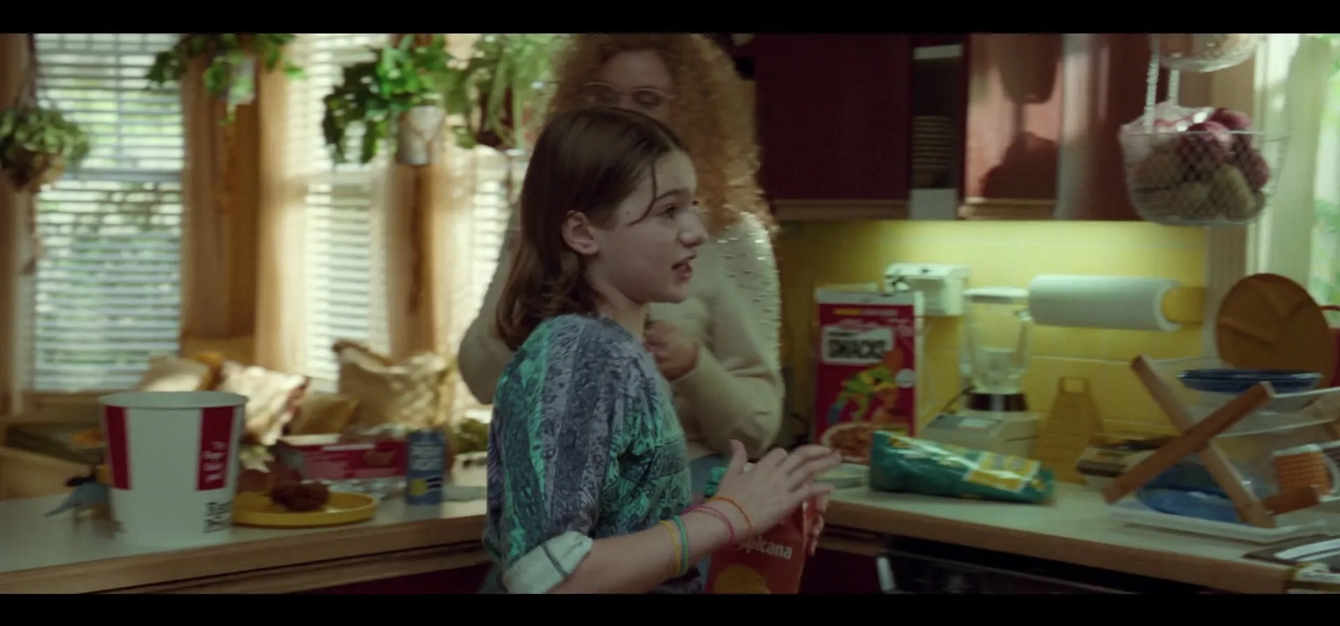 Greta Gerwig and Raffey Cassidy in White Noise (2022)