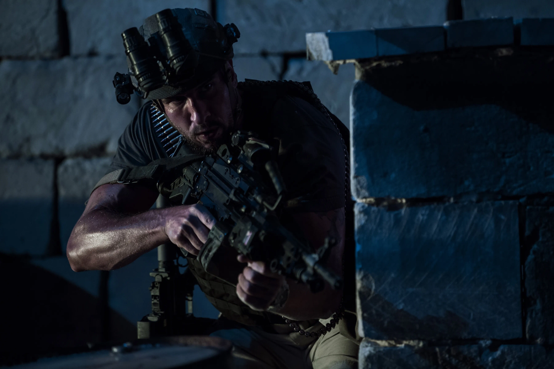 Pablo Schreiber in 13 Hours (2016)