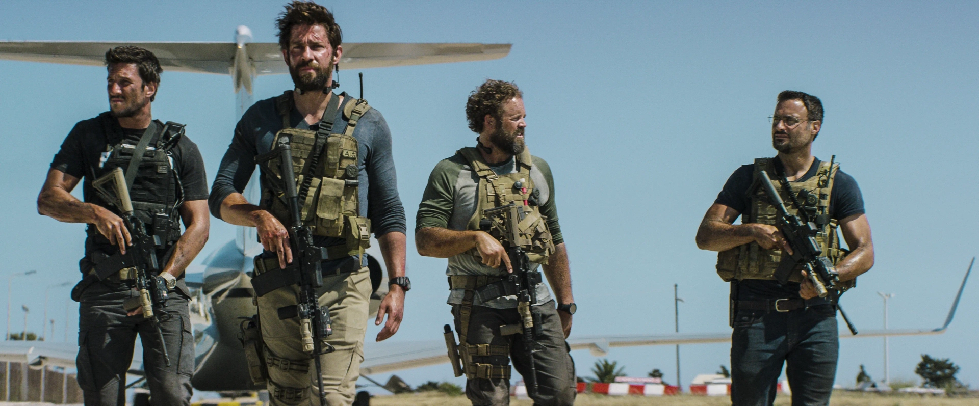 David Denman, John Krasinski, Pablo Schreiber, and Dominic Fumusa in 13 Hours (2016)