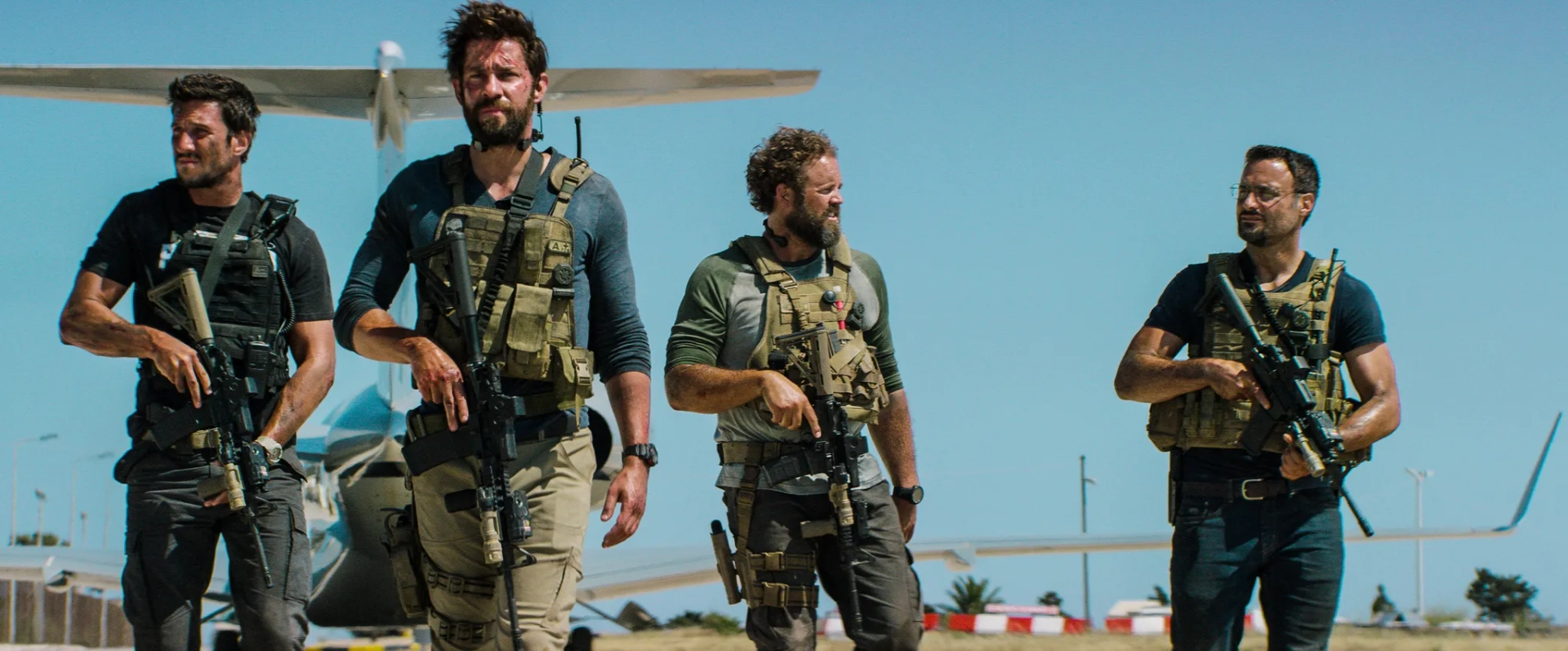 David Denman, John Krasinski, Pablo Schreiber, and Dominic Fumusa in 13 Hours (2016)