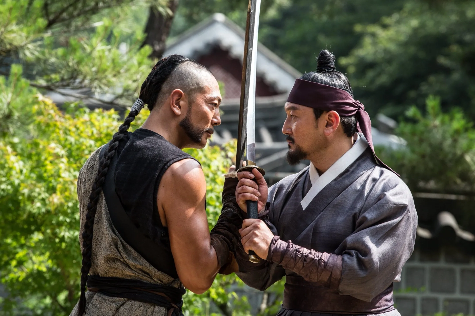 Choi Jin-ho and Man-sik Jeong in The Swordsman (2020)