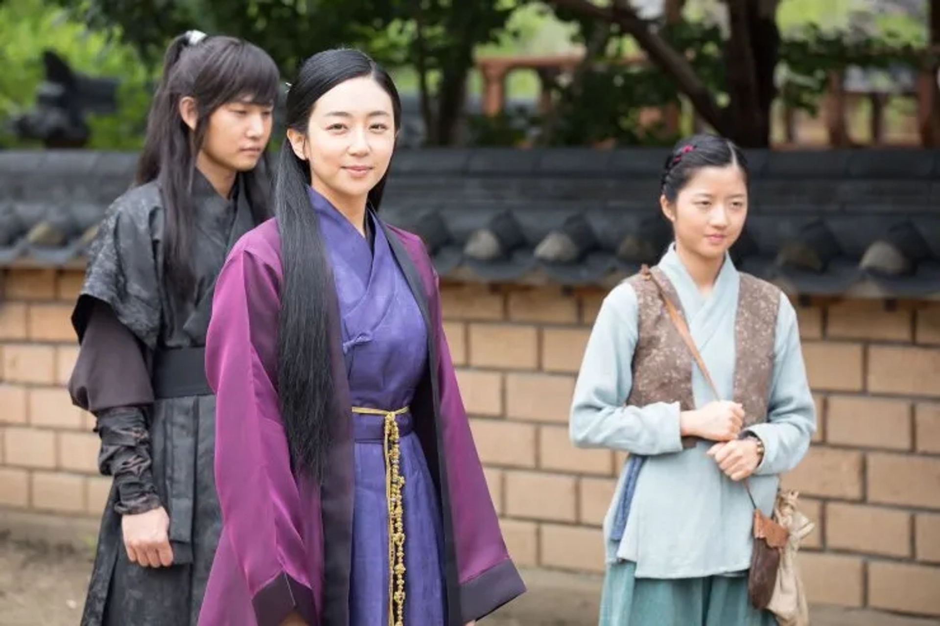 Hyeon-soo Kim and Na-Kyung Lee in The Swordsman (2020)