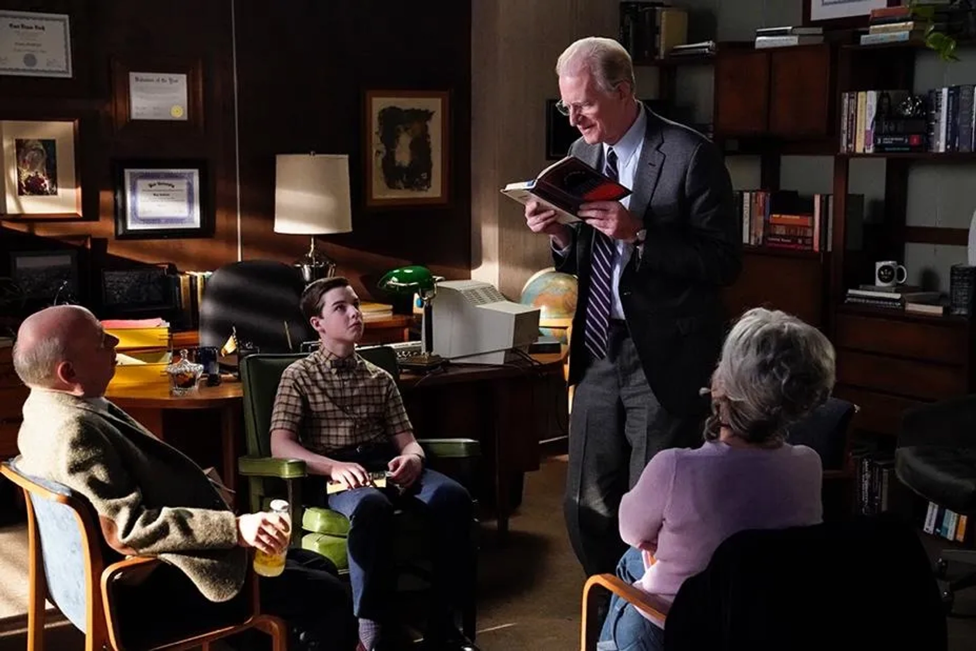 Ed Begley Jr., Wallace Shawn, and Iain Armitage in Young Sheldon: Babies, Lies and a Resplendent Cannoli (2022)